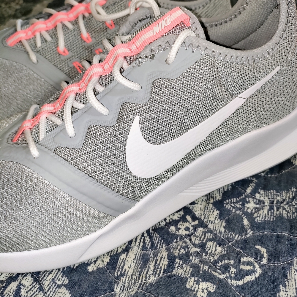 Nike - Picture 2 of 9